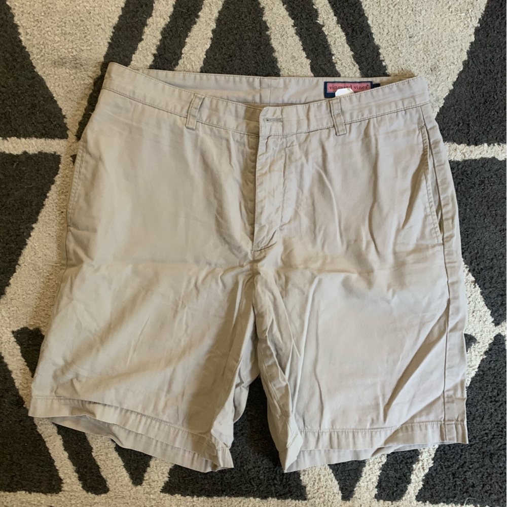 Vineyard Vines size 33 khaki shorts